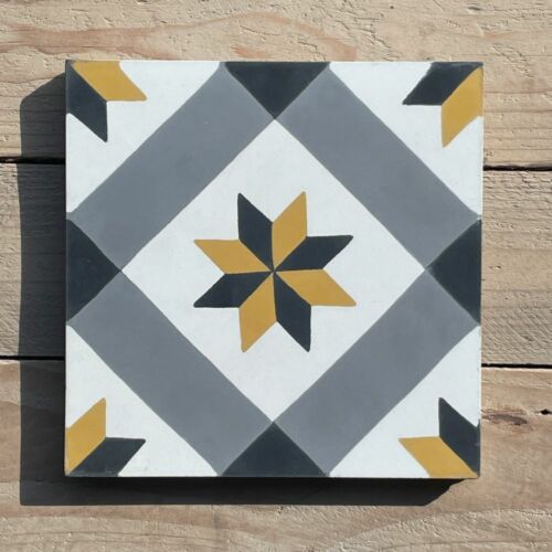 Zementfliese 4714 mit Sternmuster in Grau, Weiß, Schwarz und Gelb – handgefertigte Fliese mit geometrischem Design.