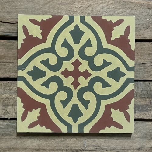 Zementfliese Ref. 452 mit floralem Muster in Tanne, Hafer und Weinrot – handgefertigte Fliese im Format 20×20 cm