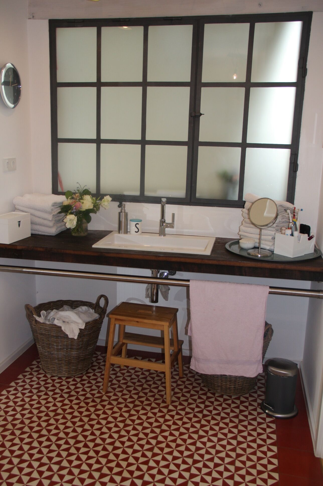 Geometrische Zementfliesen Ref. 242 im modernen Badezimmer Handgefertigte rot weiße Zementfliesen Ref. 242 in modernem Badezimmer