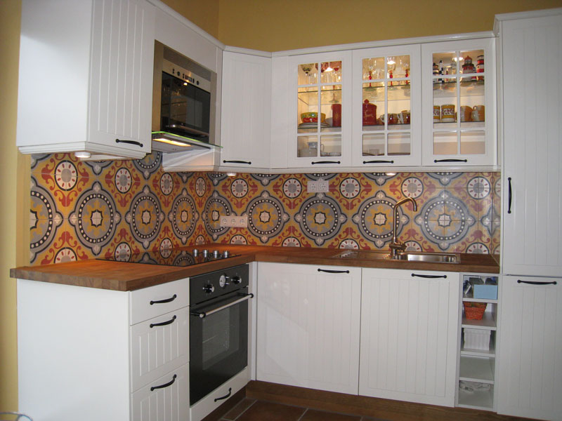 Unsere Zementfliesen 501 als Wandspiegel in der Küche
