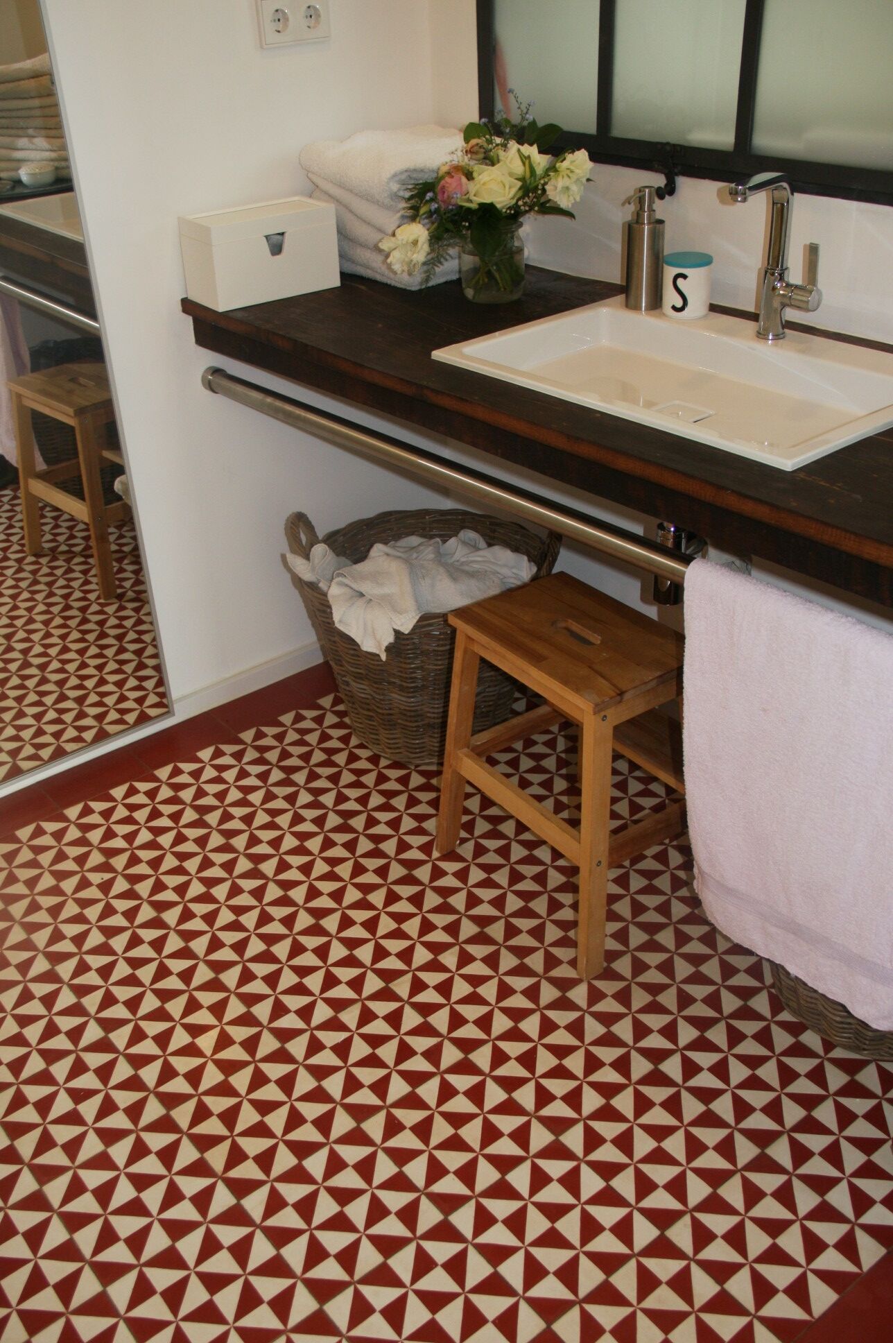 Zementfliesen Ref. 242 im Badezimmer in Rot Weiß Geometrische Zementfliesen Ref. 242 in Rot und Weiß im modernen Badezimmer