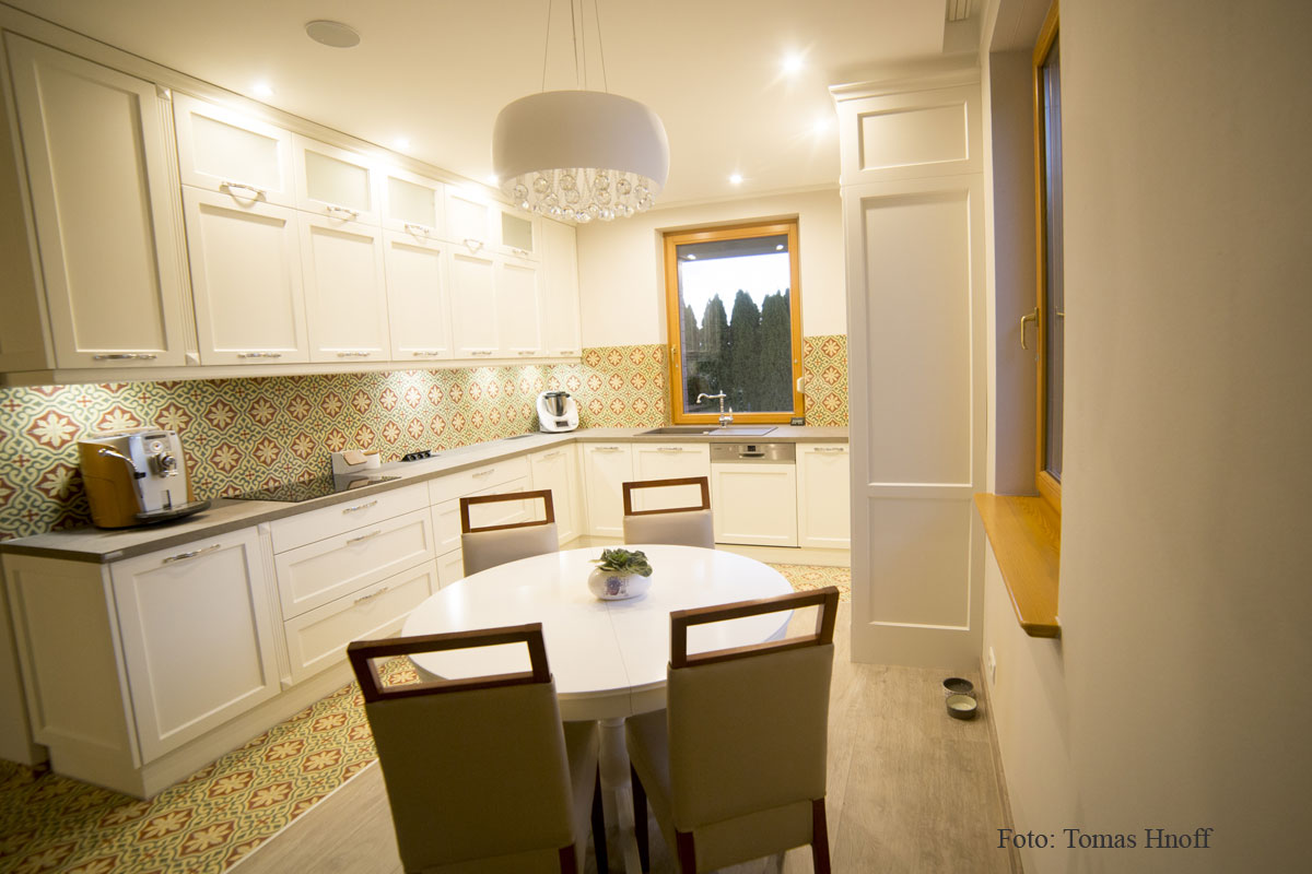 Zementfliesen 452 als Bodenfliesen und als Wandfliesen in einer Küche, kombiniert mit einem Holzboden