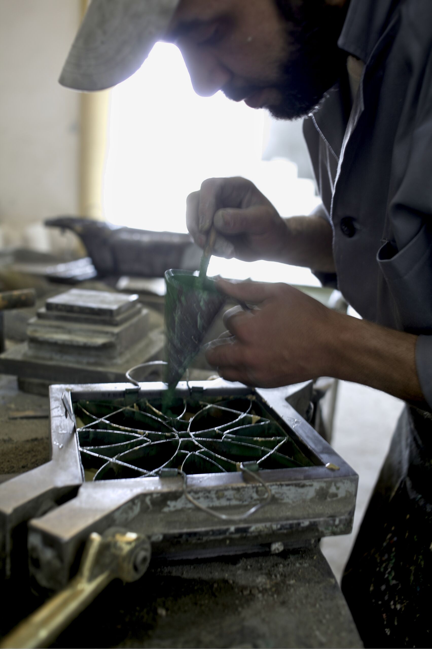 Die Produktion von Zementfliesen erfordert handwerklisches Können und große Konzentration