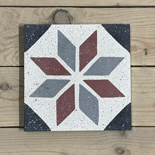 Terrazzo-Fliese mit einem achtzackigen Sternmuster in Grau-, Weiß- und Rottönen