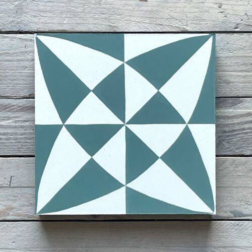Handgefertigte Zementfliese 2471 mit geometrischem Muster in Grün und Weiß.