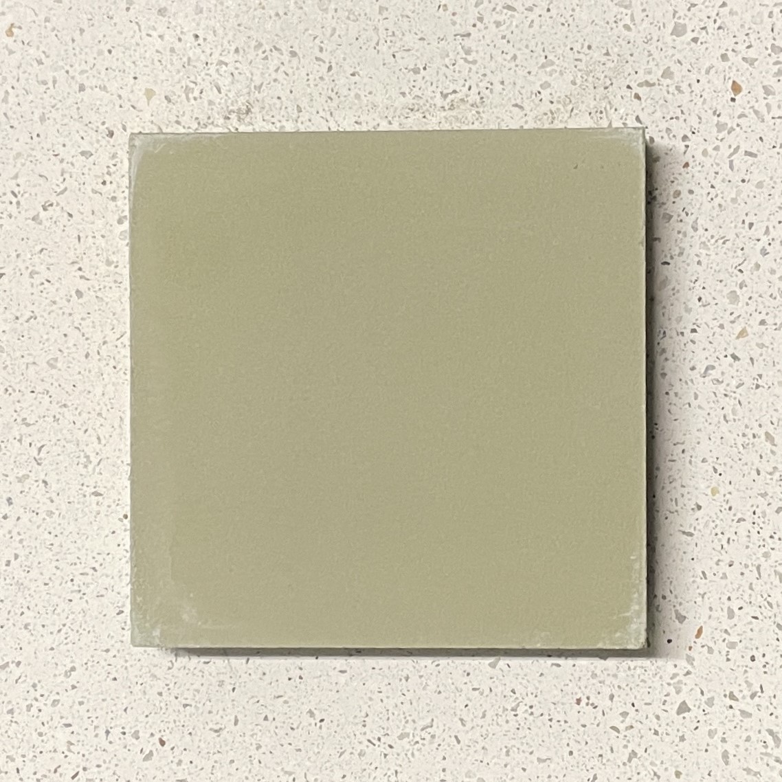 Zementfliese E02 in Olive – Art. 1102, handgefertigte einfarbige Fliese im Format 10×10 cm