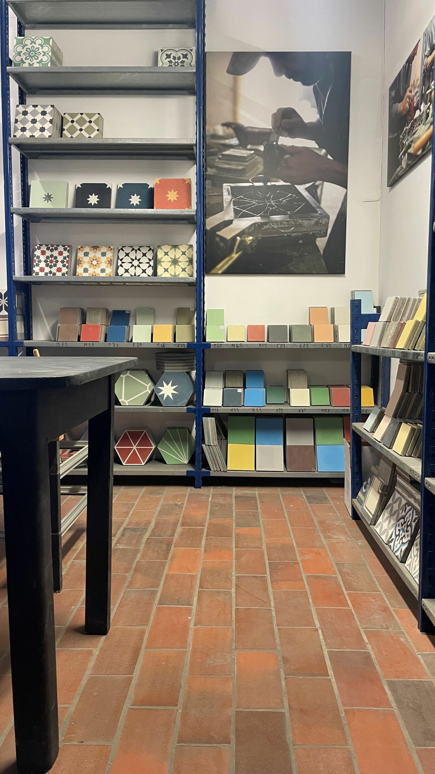 Zementfliesen Ausstellung Aachen mit Mustern und einfarbigen Fliesen Zementfliesen Ausstellung Aachen mit geometrischen Mustern und einfarbigen Fliesen im Regal