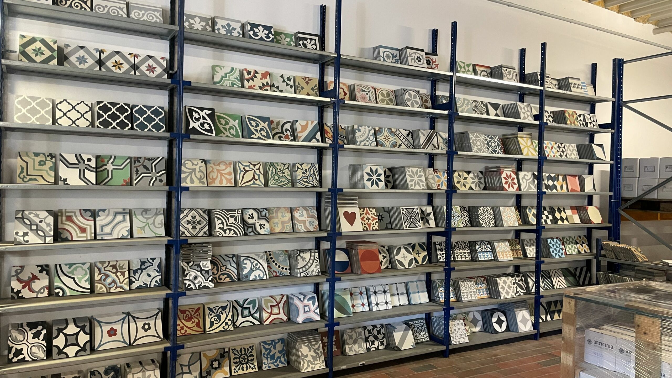 Zementfliesen Ausstellung Aachen mit vielfältigen Mustern und Designs Zementfliesen Ausstellung Aachen mit großer Auswahl an gemusterten Zementfliesen und Ornamenten