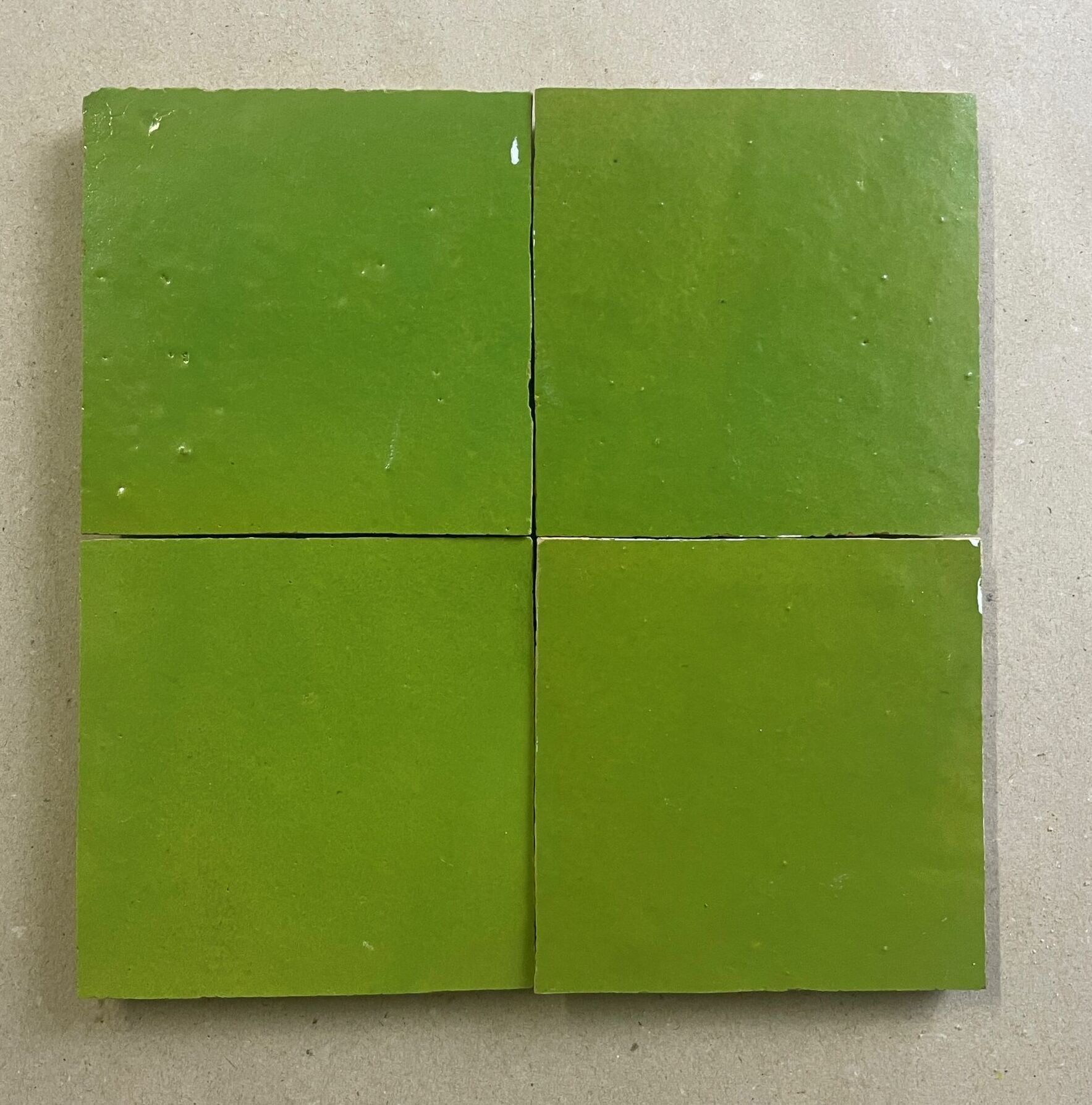 Zellige Fliesen Limettengrün 10x10 cm – lebendige grüne Glasur mit natürlicher Oberfläche