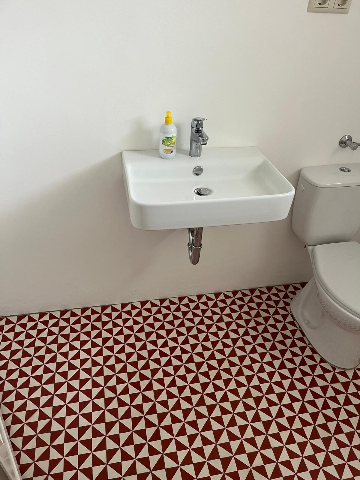 Zementfliesen Ref. 242 im modernen Gäste WC Handgefertigte rot weiße Zementfliesen Ref. 242 von Articima im Gäste WC
