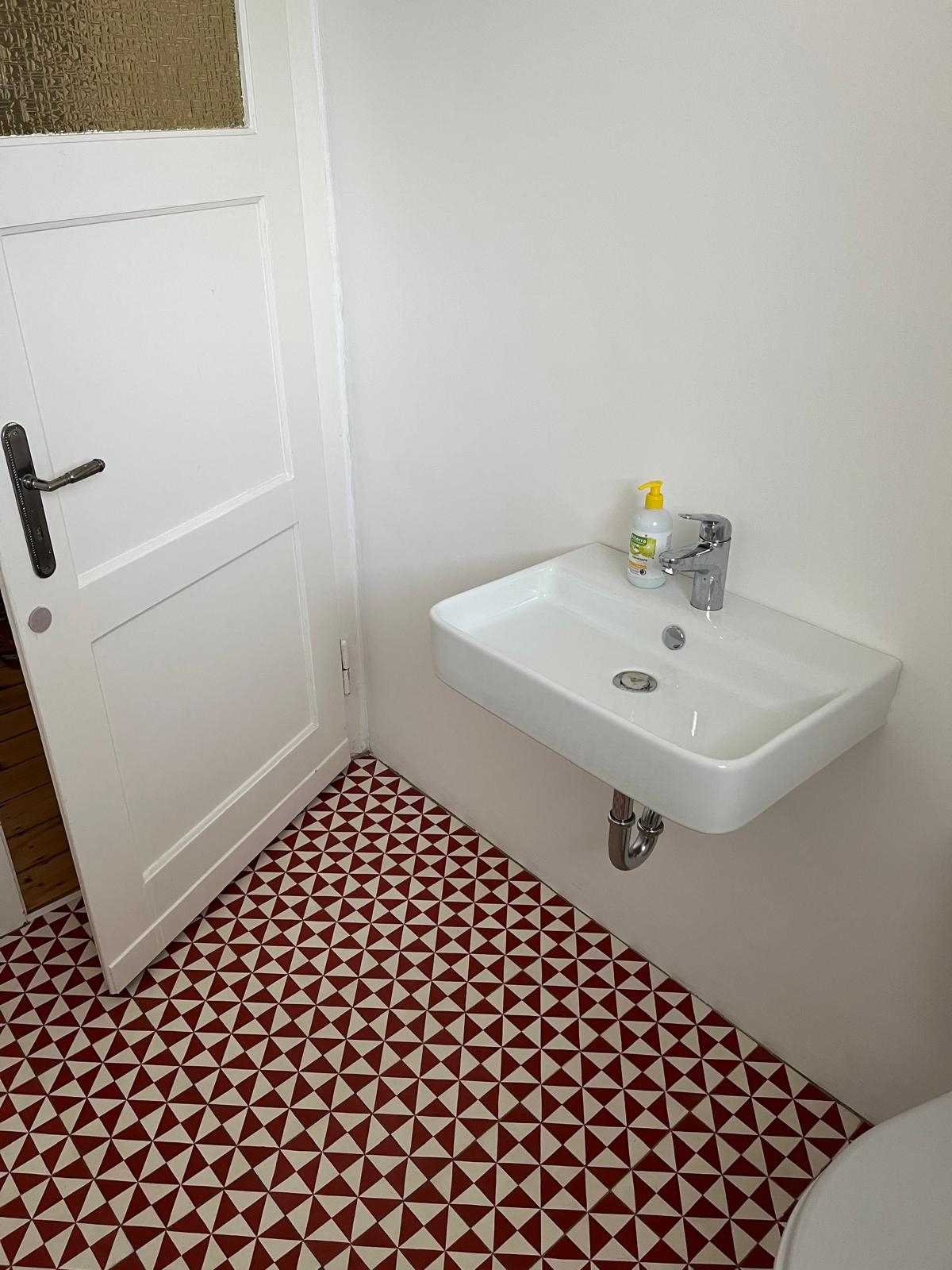 Zementfliesen Ref. 242 in Rot und Weiß im Gäste WC Rot weiße Zementfliesen Ref. 242 von Articima in modernem Gäste WC verlegt